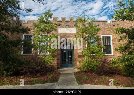 Waveland, MS, 21. Juni 2015 - Außenaufnahme des Vordereingangs zum Waveland School Civic Center, Waveland, Mississippi. Das Waveland School Civic Center wurde 2005 durch den Hurrikan Katrina schwer beschädigt. Die Sanierung des Waveland School Civic Center wurde mit Mitteln der FEMA Public Assistance (PA) ermöglicht. Stockfoto