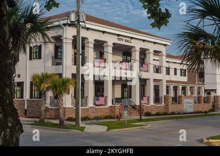 Waveland, MS, 21. Juni 2015 - Waveland City Hall (links) und Waveland City Hall Annex (rechts), Waveland, Mississippi. Die Sanierung des Rathauses und des Anbaus des Rathauses von Waveland nach ihrer Zerstörung durch den Hurrikan Katrina im Jahr 2005 wurde mit Mitteln der FEMA Public Assistance (PA) ermöglicht. Stockfoto