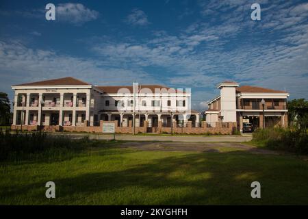 Waveland, MS, 21. Juni 2015 - Weitwinkel des Rathauses von Waveland (links), des Anbaus des Rathauses von Waveland (Mitte) und der Waveland Fire Station (rechts), Coleman Ave., Waveland, Mississippi. Die Sanierung des Rathauses, des Anbaus und der Feuerwache von Waveland auf der Coleman Ave. Nach ihrer Zerstörung durch den Hurrikan Katrina im Jahr 2005 wurde mit Mitteln der FEMA Public Assistance (PA) ermöglicht. Stockfoto