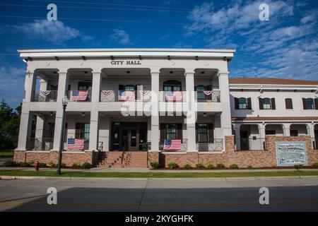 Waveland, MS, 21. Juni 2015 - Waveland City Hall (links) und Waveland City Hall Annex (rechts), Waveland, Mississippi. Die Restaurierung des Rathauses und des Anbaus des Rathauses von Waveland zusammen mit einem Gemeinschaftsmosaik (in der Nähe des Bürgersteigs, Vordergrund rechts) nach ihrer Zerstörung durch den Hurrikan Katrina im Jahr 2005 wurde mit Mitteln der FEMA Public Assistance (PA) ermöglicht. Stockfoto