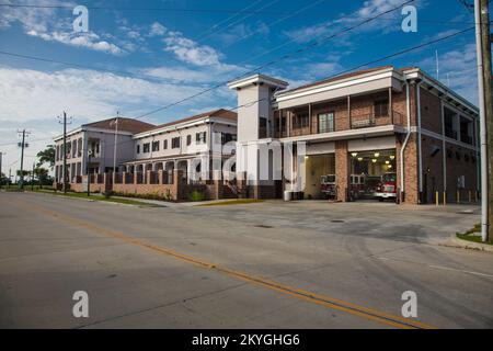 Waveland, MS, 21. Juni 2015 - Waveland City Hall (ganz links), Waveland City Hall Annex (Mitte) und Waveland Fire Station (rechts), Coleman Ave., Waveland, Mississippi. Die Sanierung des Rathauses und der Feuerwache von Waveland auf der Coleman Ave. Nach der Zerstörung durch den Hurrikan Katrina im Jahr 2005 wurde mit Mitteln der FEMA Public Assistance (PA) ermöglicht. Stockfoto