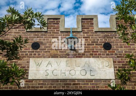 Waveland, MS, 21. Juni 2015 - Hinweisschild an der Außenseite über dem Vordereingang zum Waveland School Civic Center, Waveland, Mississippi. Das Waveland School Civic Center wurde 2005 durch den Hurrikan Katrina schwer beschädigt. Die Sanierung des Waveland School Civic Center wurde mit Mitteln der FEMA Public Assistance (PA) ermöglicht. Stockfoto