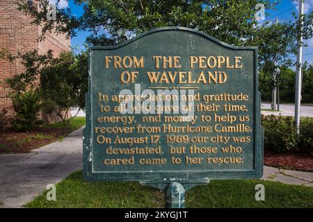 Waveland, MS, 21. Juni 2015 - Historische Markierung vor dem Waveland School Civic Center, Waveland, Mississippi. Das Waveland School Civic Center wurde 2005 durch den Hurrikan Katrina schwer beschädigt. Die Sanierung des Waveland School Civic Center wurde mit Mitteln der FEMA Public Assistance (PA) ermöglicht. Stockfoto