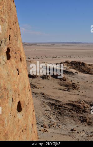 Mirabib einsamer malerischer Granit Rock in der Wüste Panorama Sonnenaufgang Stockfoto