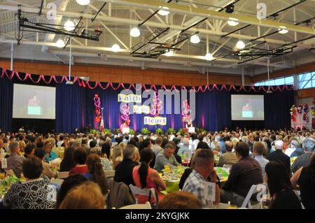 Chalmette, La., 28. August 2015 - FEMA-Beamte kamen zu St. Bernard Parish Ersthelfer, Gemeindeführer, Lehrer und Schüler für das jährliche Day of Reflection Breakfast der Gemeindeschulbehörde als Kunst des Gedenkens der Gemeinde an den 10.. Jahrestag des Hurricane Katrina. Die Veranstaltung wurde im neuen St. Bernard Parish High School 9.. Klasse Academy, die in Kunst durch das Public Assistance Grant Program der FEMA finanziert wurde. Stockfoto