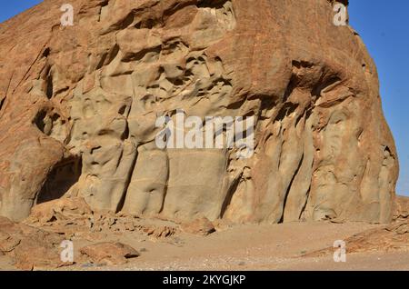 Mirabib einsamer malerischer Granit Rock in der Wüste Panorama Sonnenaufgang Stockfoto