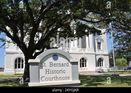 St. Bernard, La., 27. August 2015 - als Folge von umfangreichen Schäden durch Hurrikan Katrina, St. Das historische Gerichtsgebäude von Bernard wurde mit Hilfe des FEMA Public Assistance Grant-Programms repariert und verbessert, um die aktuellen Vorschriften und Standards, einschließlich ADA-Vorschriften, zu erfüllen. Das Gerichtsgebäude, das 2012 wieder eröffnet wurde und heute für bestimmte Gemeindeverwaltungen sowie für Veranstaltungen und Tagungen genutzt wird, war ein wichtiger Halt auf einer einwöchigen Erholungsreise, die von St. Bernard Parish zum 10.. Jahrestag des Hurrikans Katrina. Stockfoto