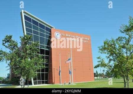 Chalmette, La., 27. August 2015 - die neue St. Das Verwaltungsbüro Bernard Port, Harbor and Terminal District in Chalmette ist eines von mehreren Projekten, die in den 10 Jahren seit Hurrikan Katrina durch das FEMA Public Assistance Grant-Programm finanziert wurden. Der Hafen, eine lebenswichtige Kunst der lokalen und regionalen Wirtschaft, war das Zentrum von St. Bergung und Rettung in Bernard Parish in den Tagen und Wochen nach Katrina. Stockfoto