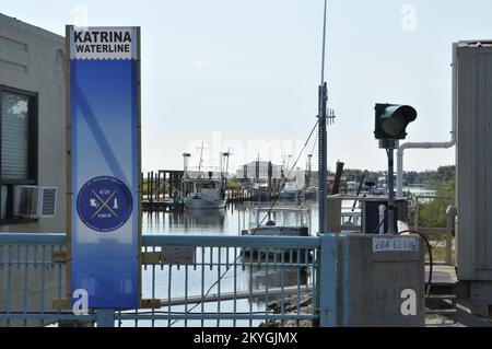St. Bernard, La., 29. August 2015 - Ein Banner markiert die Katrina-Wasserlinie am Bayou La Loutre nahe Shell Beach, wo sich die Bewohner der Gemeinde zum Gedenken an ihre Angehörigen zum 10.. Jahrestag von Hurrikan Katrina versammelten. Stockfoto