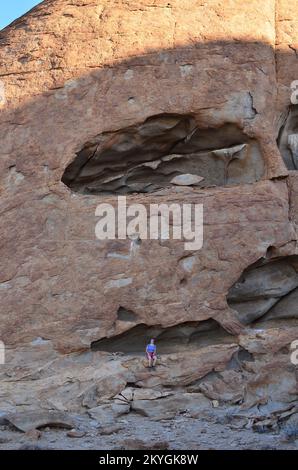 Mirabib einsamer malerischer Granit Rock in der Wüste Panorama Sonnenaufgang Stockfoto