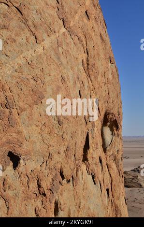 Mirabib einsamer malerischer Granit Rock in der Wüste Panorama Sonnenaufgang Stockfoto