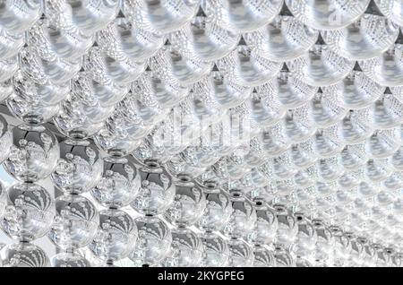 Viele silberne Kugeln an der Decke und an der Wand, dekoriert für die Weihnachtsfeiertage. Stockfoto
