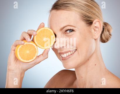 Schönheit, Gesicht und Haut, Frau mit Zitrone für Hautpflege und kosmetisches Porträt, gesundes und veganes Gesichtsprodukt, Zitrus und Vitamin c. Detox, Obst und Stockfoto