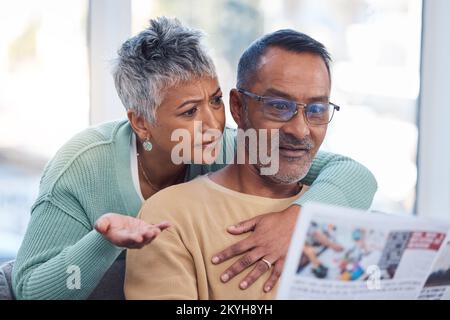 Paare, schockiert oder verwirrt beim Lesen von Büchern, Zeitschriften oder Reisemeldern bei der Urlaubsplanung, Urlaubsideen oder Urlaubsort. Reife Frau, Indianerin Stockfoto