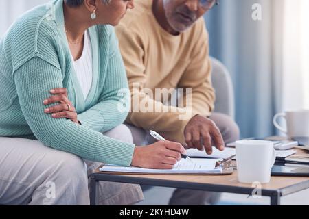 Seniorenpaar, Dokumente und Vertrag über Lebensversicherung oder Hypothek unterschreiben. Gespräche, Unterschriften und pensionierte ältere Männer und Frauen unterschreiben legal Stockfoto