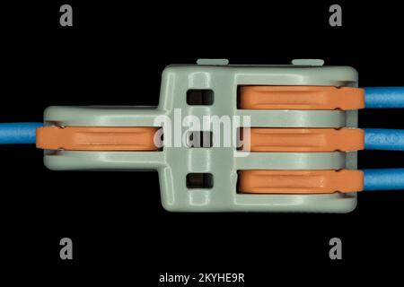 Kompakter Spleißverbinder isoliert auf schwarzem Hintergrund. Nahaufnahme. Eine hohe Auflösung. Stockfoto