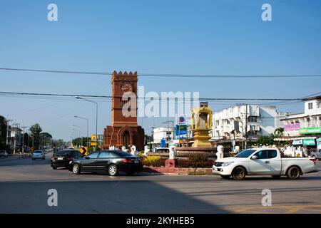Landschafts- und Stadtlandschaft und Verkehrsstraße auf einem antiken Uhrenturm mit thailändern. Reisende fahren mit dem Auto, mit dem Motorrad und mit dem Fahrrad Stockfoto