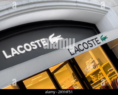 Antalya, Türkei - 29. November 2022: Beleuchtetes Logo des Lacoste-Geschäfts in Antalya, Türkei Stockfoto
