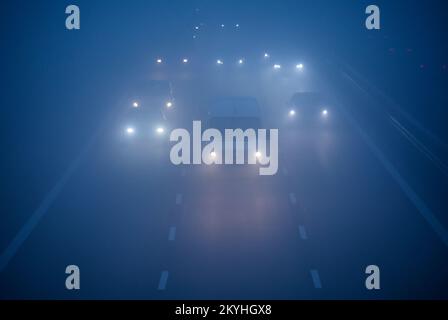 Schkeuditz, Deutschland. 01.. Dezember 2022. Autos und Lkw fahren bei Nebel und schlechter Sicht über die Autobahn A14. Kredit: Jan Woitas/dpa/Alamy Live News Stockfoto