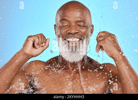 Senior Black man, Zahnseide und Zahnreinigung, Kosmetikpflege und Mundgesundheit im Studio. Afrikanischer alter Mensch, Zahnaufhellung und Zahn Stockfoto