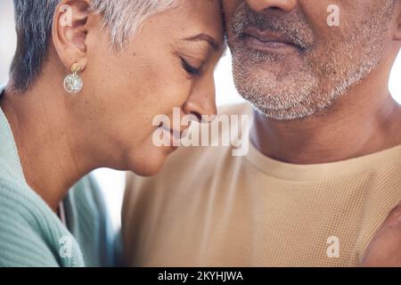 Liebe, Seniorenpaar und Umarmung zusammen für Romantik, Wellness und Bindung zum Hochzeitstag. Romantischer, reifer Mann und ältere Frau, die sich liebt, umarmt Stockfoto