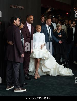 30. November 2022 – Los Angeles, Kalifornien – (L-R) Trey Smith, Jaden Smith, will Smith und Jada Pinkett Smith. Apple Original Films ''Emancipation'' Los Angeles Premiere im Regency Village Theatre. Stockfoto