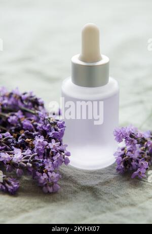 Spa-Produkte und Lavendelblüten. Aromatherapie Lavendelbad Salz und Massageöl Stockfoto