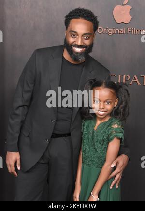 Los Angeles, Kalifornien, USA 30.. November 2022 Kyle McIntosh und die Schauspielerin Jordyn McIntosh nehmen am 30. November 2022 in Los Angeles, Kalifornien, USA, an der Premiere von Apple Original Films „Emancipation“ Los Angeles Teil. Foto: Barry King/Alamy Live News Stockfoto