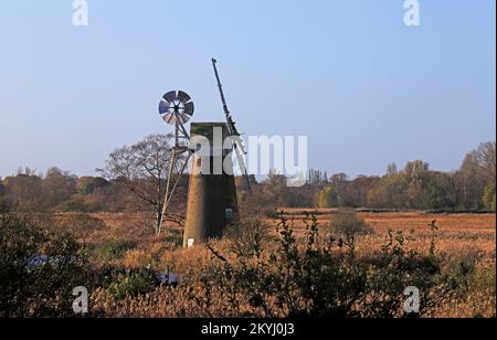 Blick auf die redundante Abflussmühle Turf Fen am Fluss Ant an den Norfolk Broads im Herbst von How Hill, Ludham, Norfolk, England, Großbritannien. Stockfoto