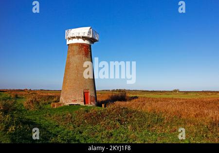 Ein Blick auf die stillgelegte, als Grad 11 gelistete West Somerton Drainage Mill in Sümpfen an den Norfolk Broads in West Somerton, Norfolk, England, Großbritannien. Stockfoto