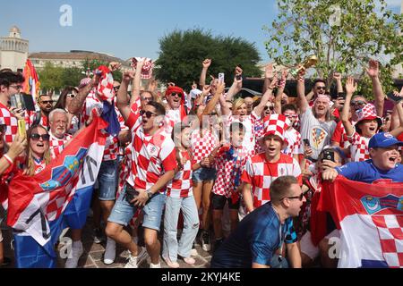 Doha, Katar. 01.. Dezember 2022. Der ehemalige kroatische Präsident Kolinda Grabar-Kitarovic posiert mit kroatischen Anhängern vor dem Spiel gegen Belgien in Doha, Katar, am 01. Dezember 2022. Foto: Goran Stanzl/PIXSELL Kredit: Pixsell Foto- und Videoagentur/Alamy Live News Stockfoto