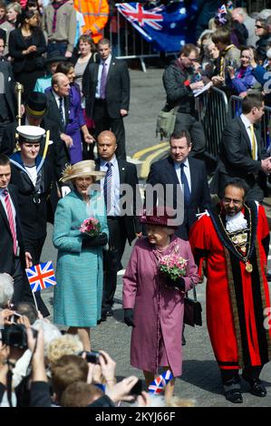 Windsor, Berkshire, Großbritannien. 30.. April 2012. Lady Susan Hussey, Ihre Majestät die Hofdame der Königin trägt einen blauen Etuikittel, während sie Blumen sammelt, die Königin Elizabeth II. Auf einem Rundgang in Windsor geschenkt wurden, um das Diamantjubiläum ihrer Majestät der Königin zu feiern. Kredit: Maureen McLean/Alamy Stockfoto