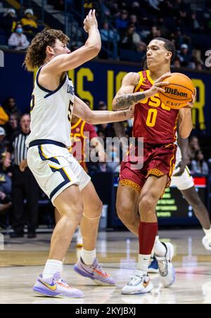 Hass Pavillon. 30.. November 2022. CA U.S.A. USC Forward Kobe Johnson (0) fährt während des NCAA Männer Basketballspiels zwischen USC Trojanern und den California Golden Bears zum Korb. USC schlug Kalifornien 66-51 im Hass Pavilion. Thurman James/CSM/Alamy Live News Stockfoto