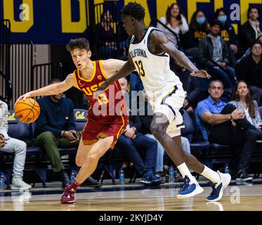 Hass Pavillon. 30.. November 2022. CA U.S.A. USC-Wächter Drew Peterson (13) geht beim NCAA Männer Basketballspiel zwischen USC-Trojanern und den California Golden Bears in den Korb. USC schlug Kalifornien 66-51 im Hass Pavilion. Thurman James/CSM/Alamy Live News Stockfoto