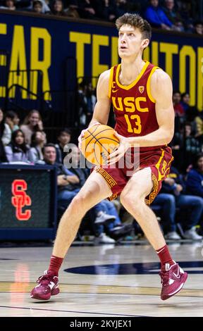 Hass Pavillon. 30.. November 2022. CA U.S.A. USC-Wächter Drew Peterson (13) schießt den Ball während des NCAA Männer Basketballspiels zwischen USC-Trojanern und den California Golden Bears. USC schlug Kalifornien 66-51 im Hass Pavilion. Thurman James/CSM/Alamy Live News Stockfoto