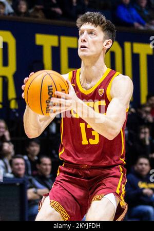 Hass Pavillon. 30.. November 2022. CA U.S.A. USC-Wächter Drew Peterson (13) schießt den Ball während des NCAA Männer Basketballspiels zwischen USC-Trojanern und den California Golden Bears. USC schlug Kalifornien 66-51 im Hass Pavilion. Thurman James/CSM/Alamy Live News Stockfoto