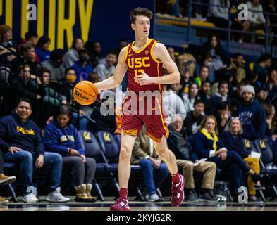 Hass Pavillon. 30.. November 2022. CA U.S.A. USC-Garde Drew Peterson (13) bringt den Ball auf den Platz während des NCAA Männer Basketballspiels zwischen USC Trojanern und den California Golden Bears. USC schlug Kalifornien 66-51 im Hass Pavilion. Thurman James/CSM/Alamy Live News Stockfoto