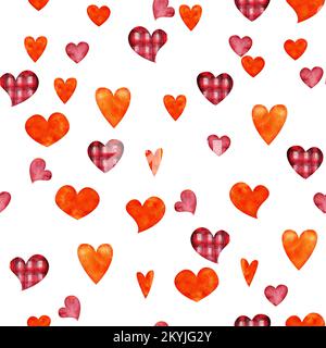 Wasserfarbenes, handgezeichnetes Nahtloses Muster aus roten, orangefarbenen und karierten Herzen zum Valentinstag. Isoliert auf weißem Hintergrund. Design für Papier, Liebes Stockfoto