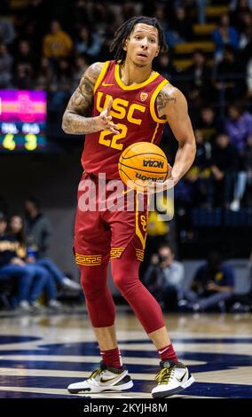 Hass Pavillon. 30.. November 2022. CA U.S.A. USC Guard Tre White (22) bestimmt das Spiel während des NCAA Männer Basketballspiels zwischen USC Trojanern und den California Golden Bears. USC schlug Kalifornien 66-51 im Hass Pavilion. Thurman James/CSM/Alamy Live News Stockfoto