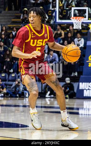 Hass Pavillon. 30.. November 2022. CA U.S.A. USC-Garde Boogie Ellis (5) passt den Ball beim NCAA Männer Basketballspiel zwischen USC Trojanern und den California Golden Bears. USC schlug Kalifornien 66-51 im Hass Pavilion. Thurman James/CSM/Alamy Live News Stockfoto