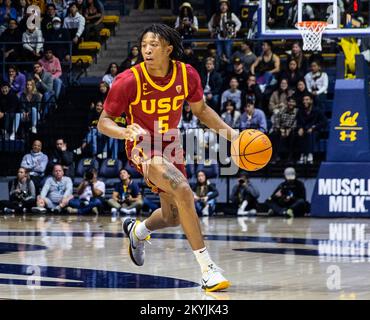 Hass Pavillon. 30.. November 2022. CA U.S.A. USC-Garde Boogie Ellis (5) passt den Ball beim NCAA Männer Basketballspiel zwischen USC Trojanern und den California Golden Bears. USC schlug Kalifornien 66-51 im Hass Pavilion. Thurman James/CSM/Alamy Live News Stockfoto