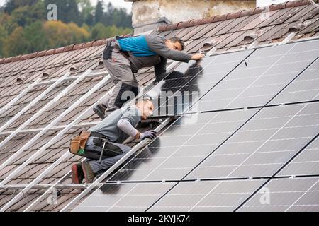 Österreich, Scheibbs, Montage von Solarpanelen auf einem Hausdach Stockfoto