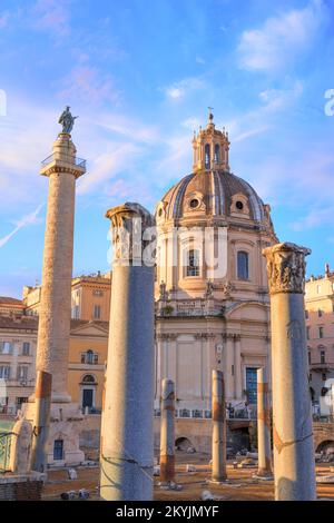 Stadtblick auf Rom: Das Trajansche Forum und die Kirche des heiligsten Namens der Maria, Italien. Stockfoto