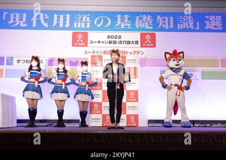 Tokio, Japan. 01.. Dezember 2022. Hokkaido Nippon Ham Fighters Cheerleading Squad 'Fighters Girls' nimmt am 1. Dezember 2022 an der 2022 U-Can New Words and Buzzword Awards Zeremonie in Tokio, Japan, Teil. Kredit: Naoki Nishimura/AFLO/Alamy Live News Kredit: Aflo Co Ltd./Alamy Live News Stockfoto