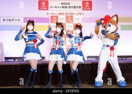 Tokio, Japan. 01.. Dezember 2022. Hokkaido Nippon Ham Fighters Cheerleading Squad 'Fighters Girls' nimmt am 1. Dezember 2022 an der 2022 U-Can New Words and Buzzword Awards Zeremonie in Tokio, Japan, Teil. Kredit: Naoki Nishimura/AFLO/Alamy Live News Kredit: Aflo Co Ltd./Alamy Live News Stockfoto