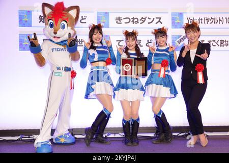 Tokio, Japan. 01.. Dezember 2022. Hokkaido Nippon Ham Fighters Cheerleading Squad 'Fighters Girls' nimmt am 1. Dezember 2022 an der 2022 U-Can New Words and Buzzword Awards Zeremonie in Tokio, Japan, Teil. Kredit: Naoki Nishimura/AFLO/Alamy Live News Kredit: Aflo Co Ltd./Alamy Live News Stockfoto