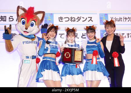 Tokio, Japan. 01.. Dezember 2022. Hokkaido Nippon Ham Fighters Cheerleading Squad 'Fighters Girls' nimmt am 1. Dezember 2022 an der 2022 U-Can New Words and Buzzword Awards Zeremonie in Tokio, Japan, Teil. Kredit: Naoki Nishimura/AFLO/Alamy Live News Kredit: Aflo Co Ltd./Alamy Live News Stockfoto