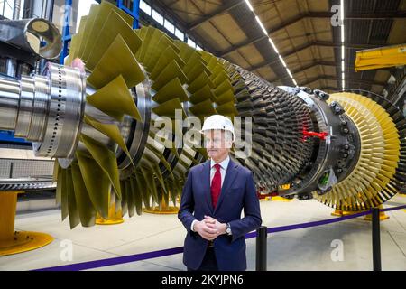 Berlin, Deutschland 20221130.Norwegens Ministerpräsident Jonas Gahr Stoere besucht am Mittwoch das Siemens Energy Turbinenwerk in Berlin. Die Fabrik wird norwegisches Gas zur Entwicklung von grünem Wasserstoff verwenden. Foto: Javad Parsa/NTB Stockfoto