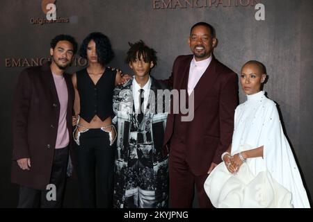 30. November 2022, Westwood, CA, USA: LOS ANGELES - 30. NOVEMBER: Trey, Willow, Jaden, will Smith, Jada Pinkett Smith bei der Emancipation Premiere im Village Theater am 30. November 2022 in Westwood, CA (Kreditbild: © Kay Blake/ZUMA Press Wire) Stockfoto