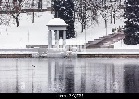 Minsk, Weißrussland - 30. November 2022 Rotunde an der kommunistischen Straße am Ufer des Svisloch River im Schnee Stockfoto